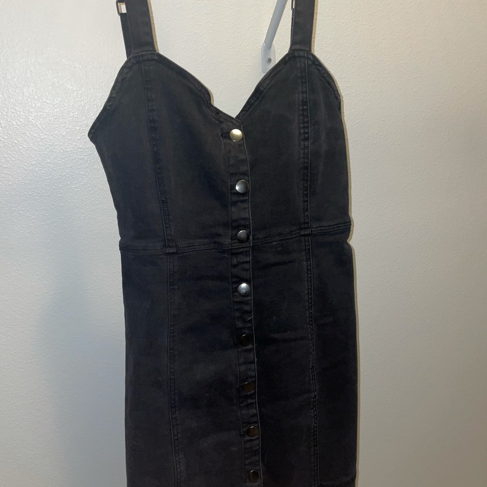 Forever 21 cute black button dress . Goes up to knee and above